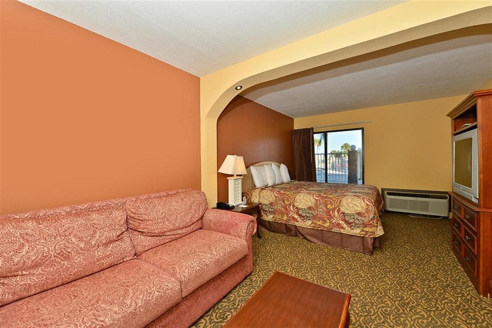 Days Inn & Suites By Wyndham Tampa - Ybor City Szoba fotó